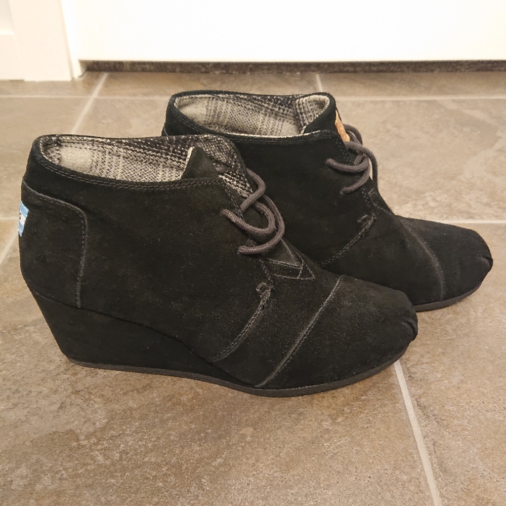 Tom's heeled booties